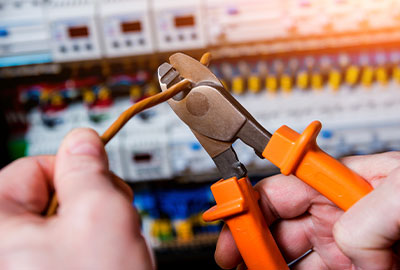 electrical repair services on an electrical panel bloomington illinois